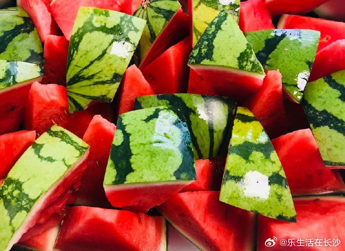 【为什么西瓜冷藏后再吃更甜】，西瓜冰镇之后再吃，口感会更甜。这不是错觉...