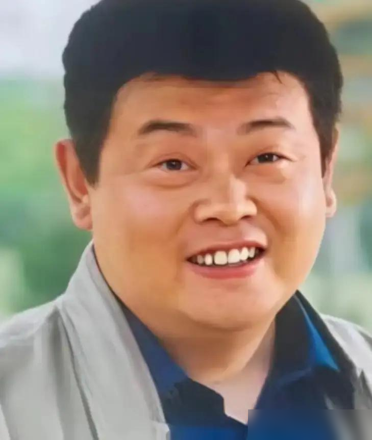 2005年，傅彪肝癌晚期，病床前拉着葛优的手说，我走了，儿子才14，放不下。
葛优没哭，就一句话：你儿子就是我儿子，我养。
当时病房里站着冯小刚、张国立，全愣住了。这话不是客套，是砸在地上的。
傅彪走后，葛优把傅子恩接到家里住，管吃管住管上学。后来孩子想出国，葛优掏钱。想进演艺圈，葛优拦着，说