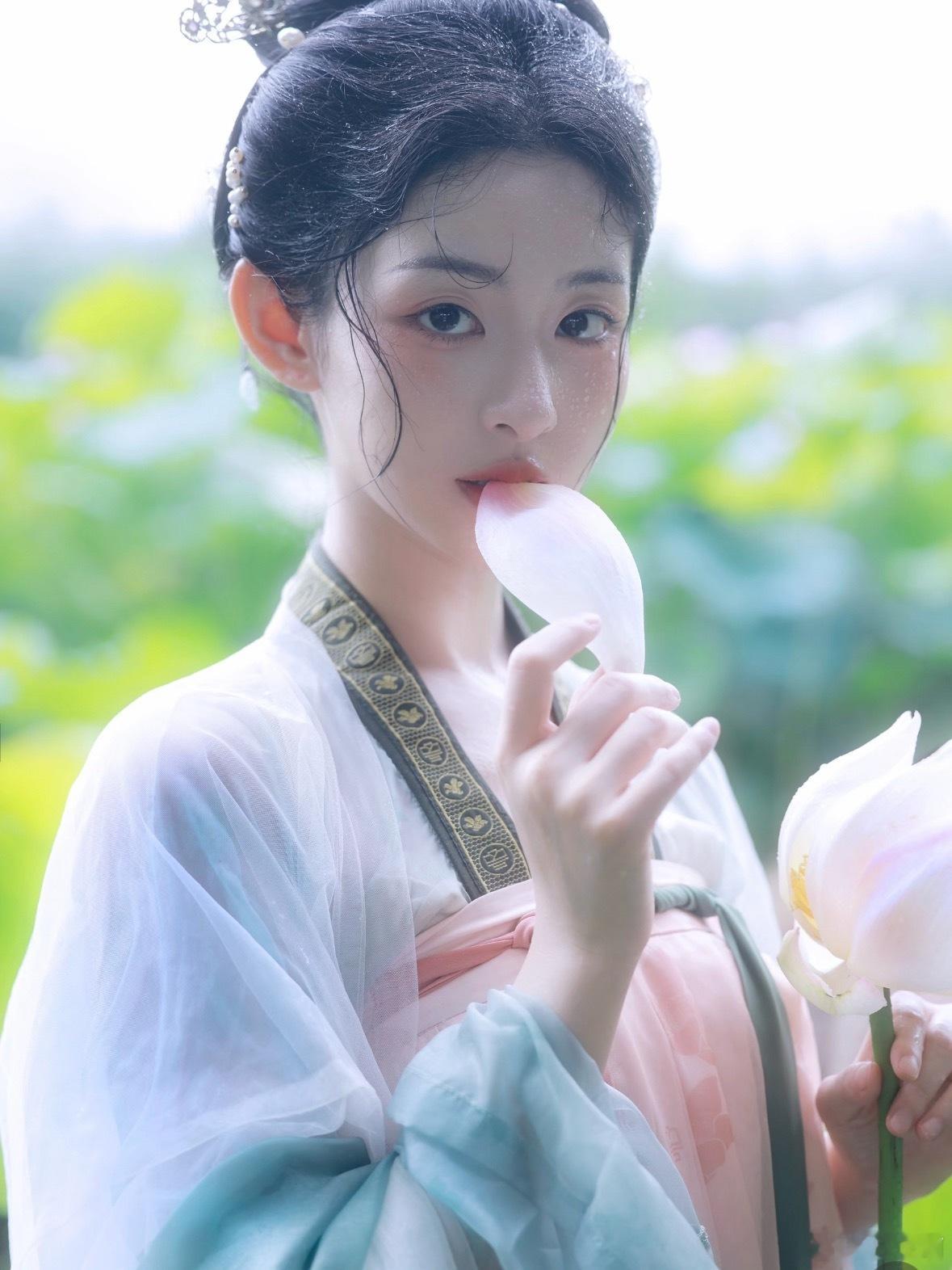 在欢娱一姐白鹿约满离巢后，编剧于正几乎将所有顶级资源都砸向了新人赵晴，两年内连续为她递上四部量身定制的女主剧。  一、资源空降，无缝衔接头部梯队于正对赵晴的力捧并未遵循常规的片约升级，而是直接打破了传