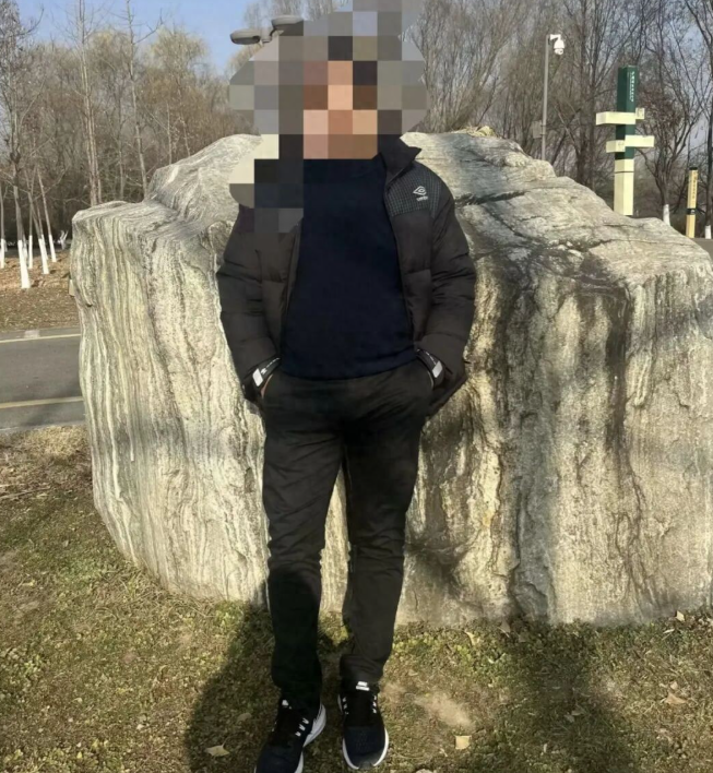 38岁男子到姐姐家调解矛盾，到场不到1分钟被姐夫持刀刺死，家属请求判姐夫死刑！
38岁男子深夜接到母亲的电话，急忙赶去姐姐家劝架，上楼还没到一分钟，就被姐夫持刀刺中胸口，再也没能回家姐姐事后才得知，姐夫出门前就从朋友家厨房拿了一把29厘米长的餐刀，还发微信称“我准备坐牢了”“我要弄死个人呢，大不了给