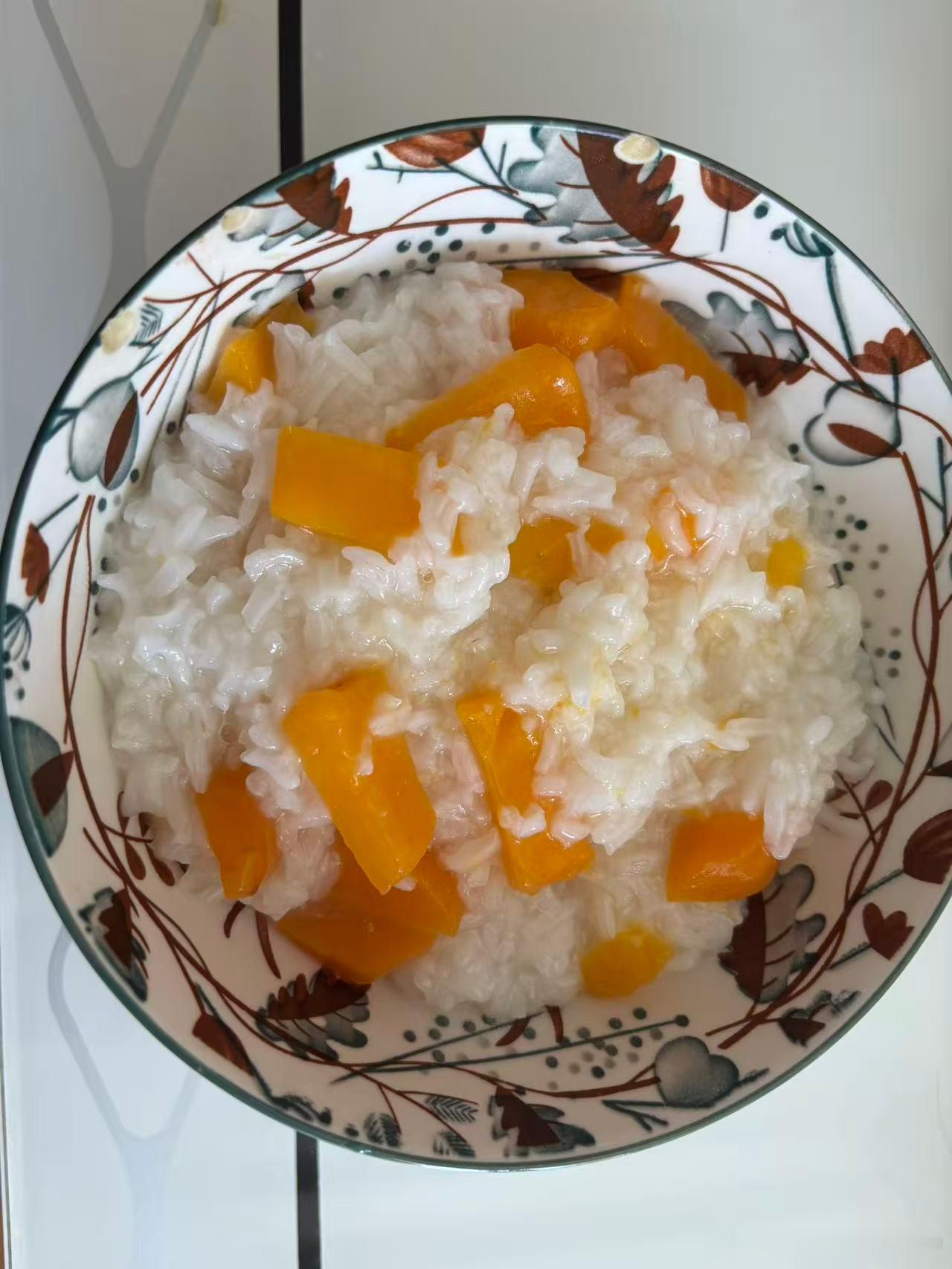 一个上午的收获确实丑哈，应该还可以搞三百斤能发货的，大家喜欢的囤点，保存也简单一个泡沫箱，加两件不要的衣服裹着，盖上盖子放在角落里，想吃的时候拿几个出来就行这是红薯最后一个小广告，明年再说了 ​​​