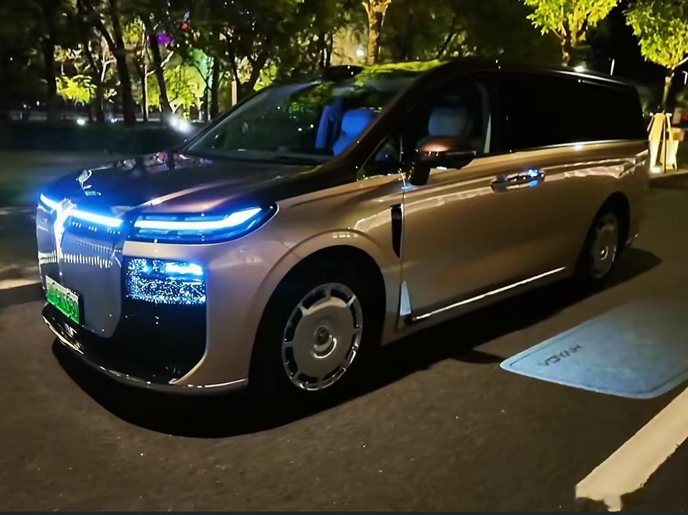 体验老铁的梦想家9
#岚图汽车##岚图梦想家9##车内移动家园#
近期坐了回老铁的梦想家9，香槟色车身确实显贵气。
一靠近，迎客投影自动亮起，仪式感挺足。二排座椅能旋转，转过来跟后排面对面聊天，像个小客厅。
老铁带我兜了一圈，后排坐着特别稳，过减速带没什么感觉。顺手还试了试智能座舱，操作流畅 ​