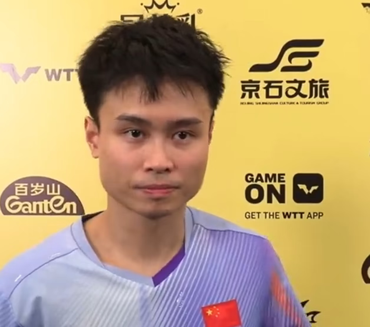 周启豪3-2向鹏采访！再提极端球迷，直指向鹏犯错，全力拼张本！
	
2026WTT中国大满贯男单1/16赛，周启豪3-2战胜向鹏，晋级男单16强。比分【7-11、9-11、11-4、11-5、13-11】这场比赛向鹏机会没有把握住，因为先下两局的情况下，周启豪在第三局开始提升质量，连续追了2分。当然决胜局向鹏一度拿下赛点，无奈周启豪在劣势下的抗压能力更强，最终艰难拿下了胜利。
	
赛后周启豪表示：对极端球迷希望有好的心态，理解想让我们赢，希望也要理解下我们。包括运动员教练组也想赢，互相理解吧。这依然点出了极端球迷，这也是最近男乒基本上每个球员采访都会说的。这里的核心还是希望球迷可以多理解，毕竟现在男乒的压力非常大，王楚钦伤病，林诗栋还没有完全成长，其他球员还无法支撑起来。看看后续男乒能不能完成崛起吧。
	
对于内战的比赛：2-0领先的情况下我心态好点，搏杀技战术给到他一些压力，他自己也会有点乱，到第五局调动比较好，0-3落后叫暂停咬回来，双方都不错，关键球向鹏犯错被我抓住。其实男乒...