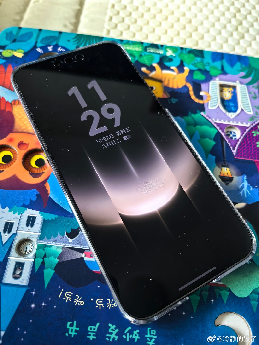 消费降级
Mate60 Pro用了三年整
换Mate90标准版
手机定价水涨船高，又不想多花钱
60pro 太重了， 标准版轻不少
宽度也窄，握持舒服
就这么安慰自己一下子吧
哈哈哈
#数码杂谈 ##华为mate90价格##华为mate60pro# ​