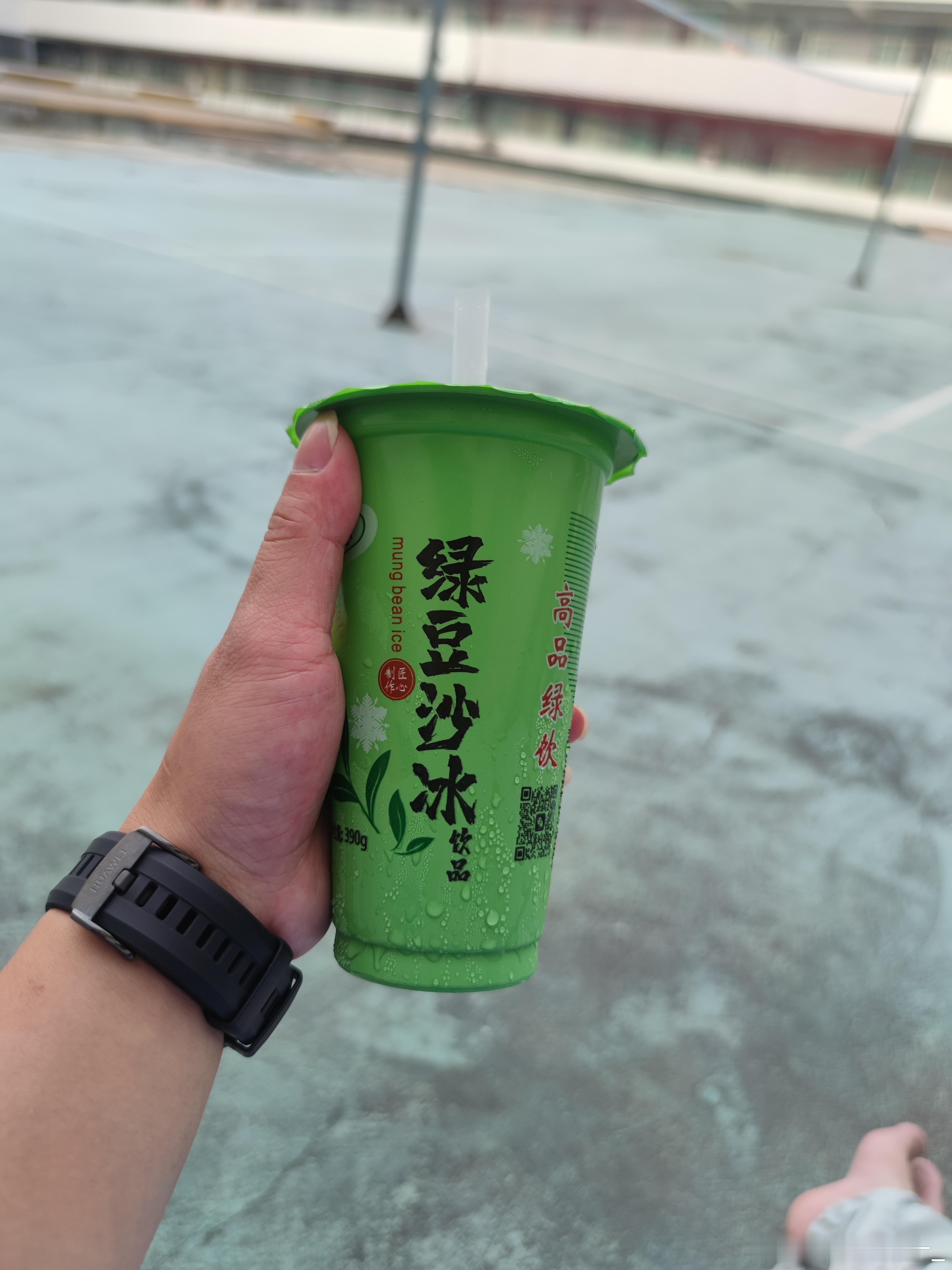 你们不跟我做朋友是对的，这么大一个公司，只有一百块发，这帮鸟人领💰 都不积极，就等着💰 过节了，今晚都没米下锅了，唯一一个月饼是饭堂发的，噢！对，饭堂是外包出去的，不算公司的，今晚只能吃厂饭了，虽然礼品什么的没有，💰 也没到手，但是吃完在天台上吹吹风，喝着高级绿饮，还是相当惬 ​