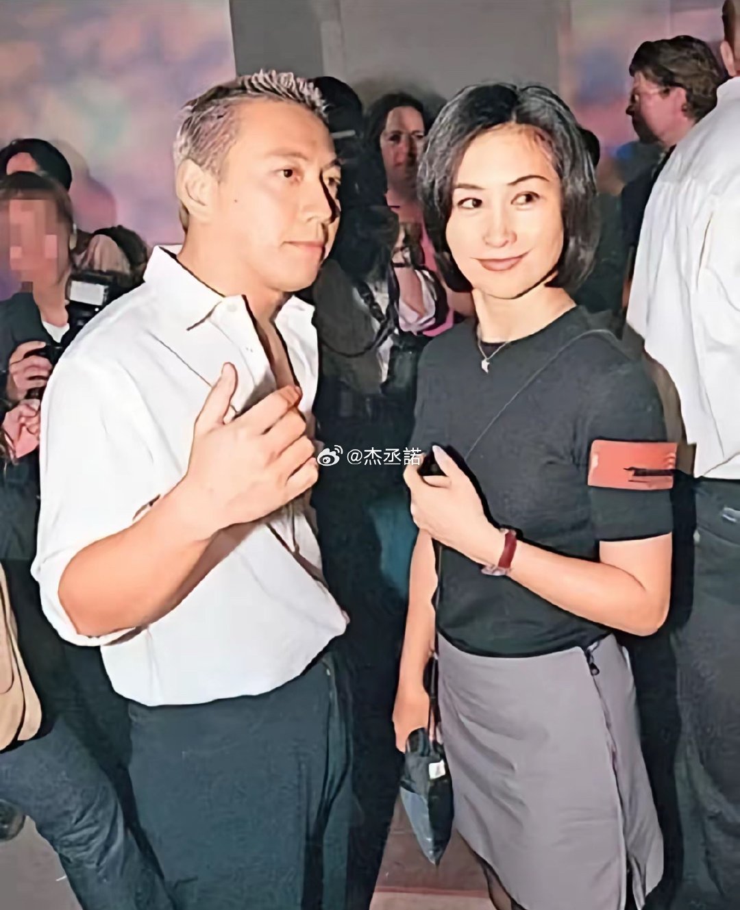 2001年，一场慈善晚宴，杨其龙当着一众记者的面，把何超琼的手举到胸前、声音很大：“我就是要娶她，谁拦都没用”。当晚何超琼接到父亲何鸿燊电话，“你要是嫁给他、家产一分都没有！” ​