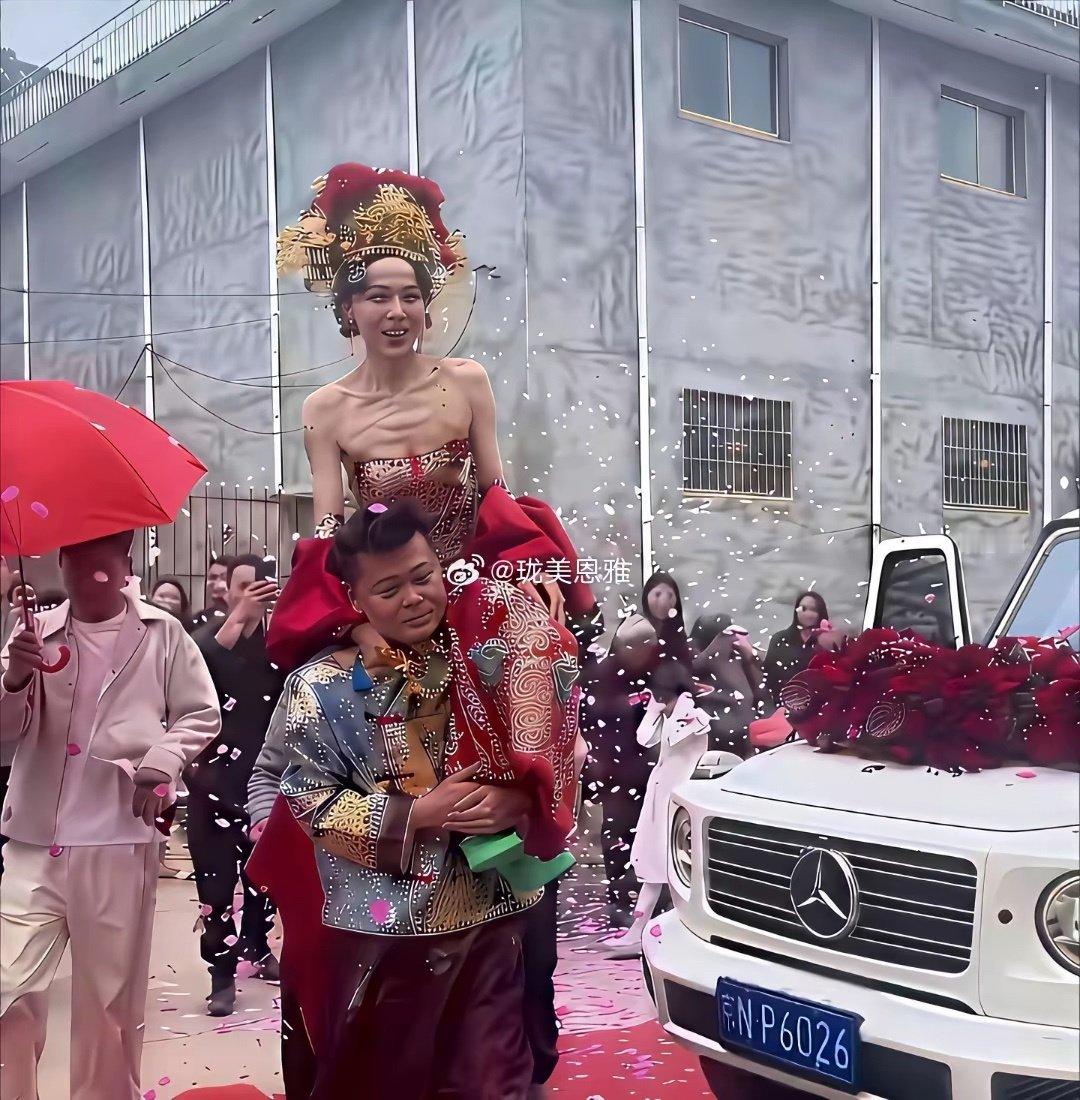 这是我见过的最瘦的新娘，没有之一
婚车是奔驰，车牌开头是京N，北京的车 ​​​