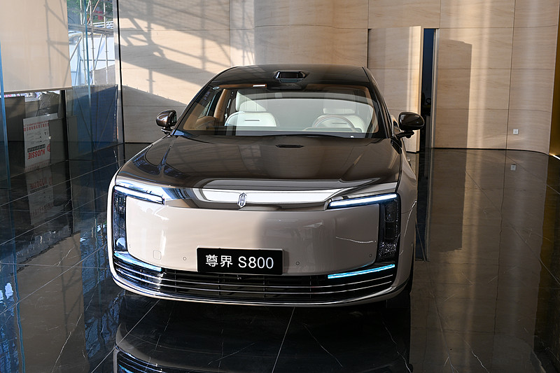 尊界S800值不值100万，真的完全看购车需求。
它5.48米车长、3.3米轴距，后排比奔驰S级还多出一拳腿部空间，4座版能一键躺平，配192线激光雷达的高阶智驾、鸿蒙座舱，连续9个月霸榜百万豪车销量榜首，去年12月单月卖了4000多台，比宝马7系加迈巴赫S级的总