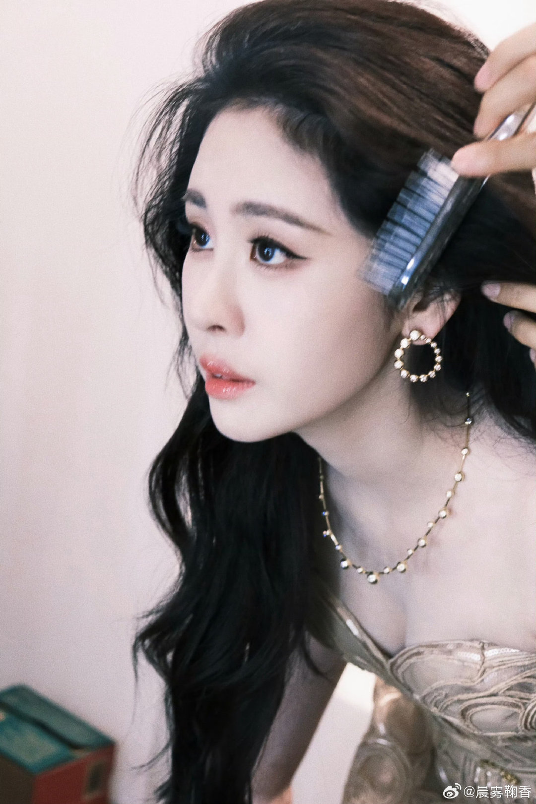 #张碧晨[超话]##张碧晨和化妆师抢活干##急需张碧晨妆面教程##给张碧晨的七夕星河情书# 
 
妆造时刻，温柔氛围感💛
Backstage styling moment.

#张碧晨# ​