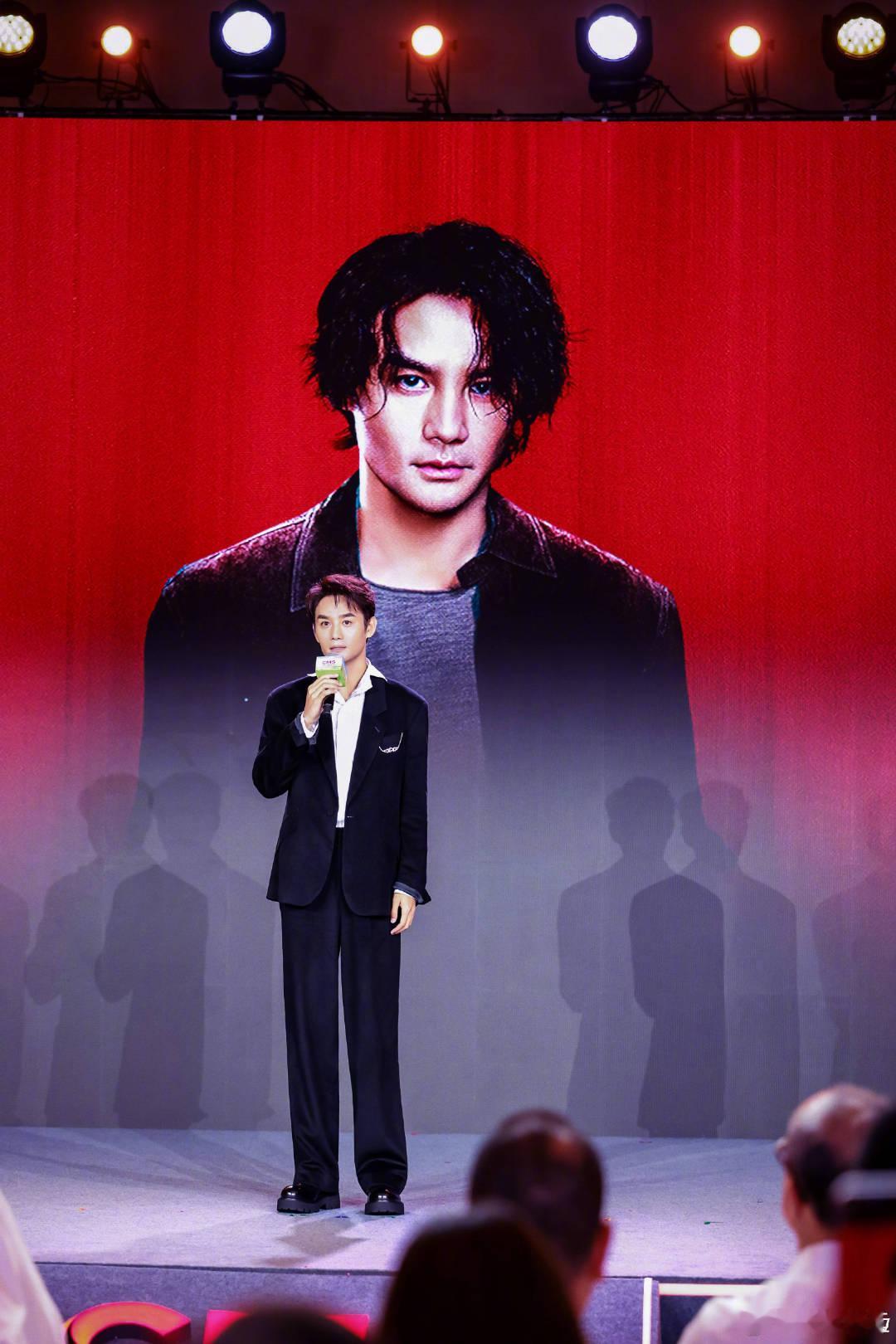 #王凯现身那英演唱会#必须宣传一下，9月6日王凯的国安大剧《交锋》将在央视cctv8和腾讯视频播出哦！交锋是目前非常奇缺的聚焦当代隐敝战线的反谍战真实题材改编的台海关系原创题材，是王凯近三年来宁缺毋滥领衔主演的极具挑战的精品之作！期待#王凯交锋##王凯马憩##王凯[超话]##电视剧交锋[超话]# ​