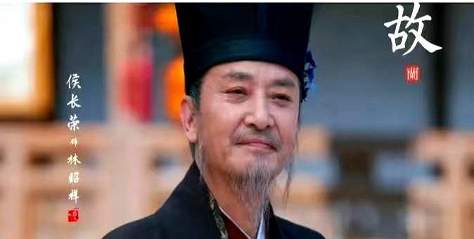 侯长荣端坐太师椅不怒自威，刘学义身条笔挺。偏偏夹在中间的“一家之主”，缩着脖子像个走错片场的路人。

看《兰香如故》的观众全懵了。林家这祖孙三代同框，基因简直是“隔代劈叉”。老太爷哪怕满头白发，脊梁骨也像钢筋焊的，眼神一扫全是大户人家的压迫感。小辈往前一站，也是妥妥的世家公子做派。

可是镜头一转到