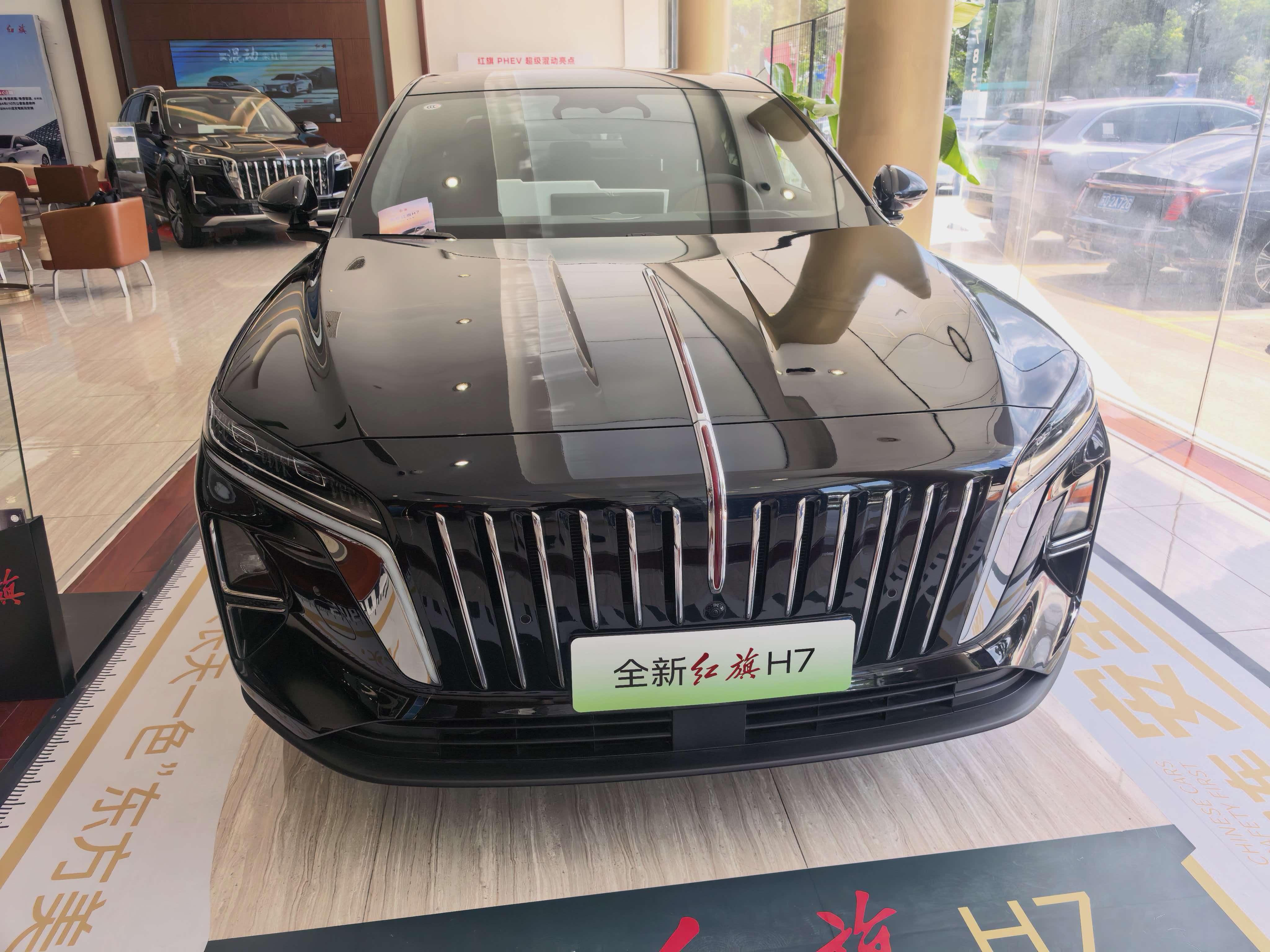全新红旗H7尽管是一辆新能源汽车，但是看起来依旧商务感十足，与H9其实是比较类似的。整个车身的姿态我认为非常协调，特别是加入了半隐藏样式的机械门把手以后，整车的光滑感以及现代感一下子营造出来了，挺漂亮的一款新车。【来自懂车帝车友圈】