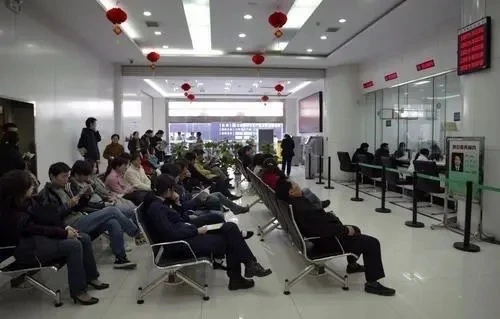 陪妈转存43万，银行狂推理财保险，我坚决拒绝