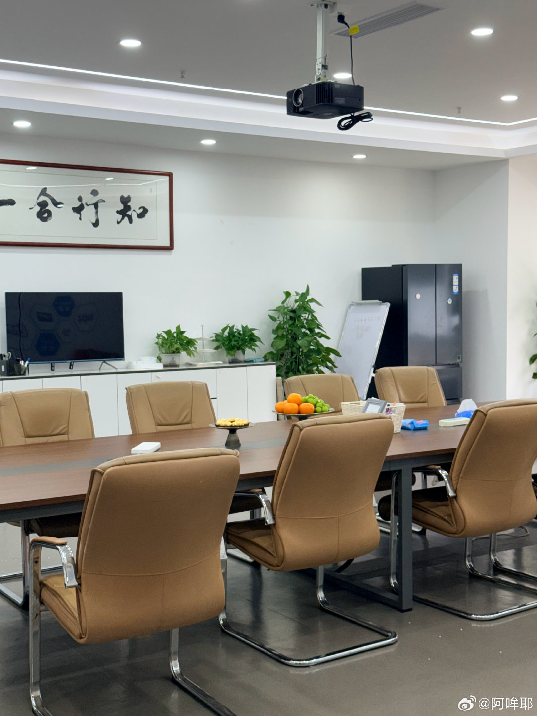 本来还在聊工作聊产品，
突然问到结婚生孩子，
话题立马转了，
接下来聊了20分钟：

“当代年轻人不结婚”
“以前人想生还生不了”
“现在彩礼真高啊”[卡皮巴拉]

#牛来票房# 这电影到底好不好看呐 ​
