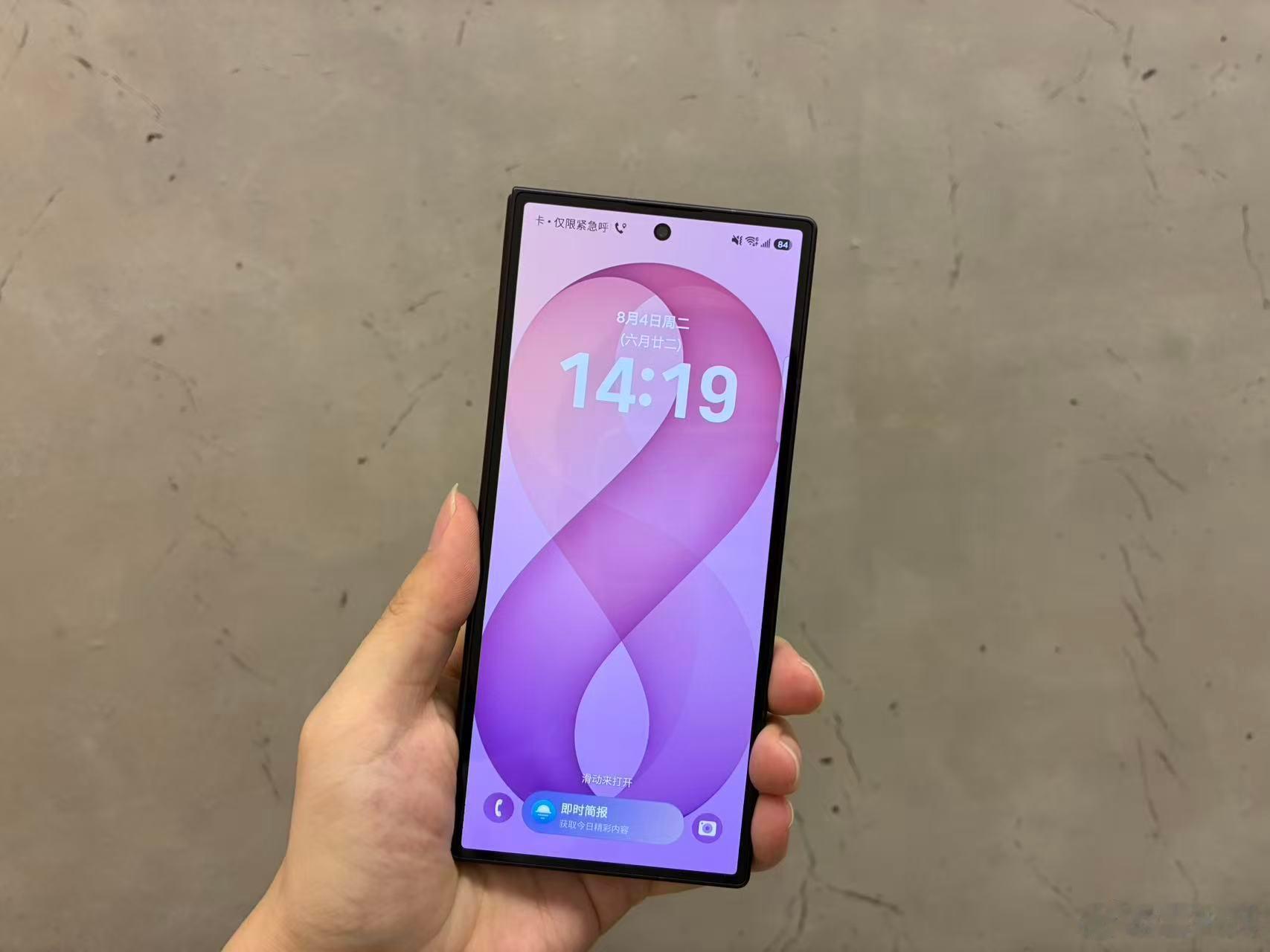来到新品体验会现场了，第一时间上手的就是大折叠Z Fold8 Ultr...
