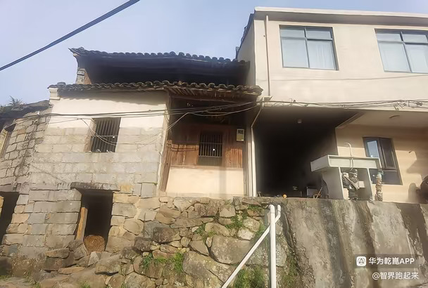 国庆佳节踏上归乡之路，探访老宅祖居。门前清溪流水潺潺，微风拂面格外惬意，偶然觅得幸运四叶草，心底满是欢喜。这座古朴石头老屋，一砖一石都是父亲亲手凿砌而成，历经岁月沉淀，朴素却动人心魄。哥哥家屋梁石材同样出自父亲手艺，粗粝石材藏着细腻匠心。漫步乡土之间，也带孩子感受故乡烟火气息，平淡温暖，满是治愈与踏实的幸福感。#我与智界的日常瞬间 #智界汽车 #智趣同行  #智界S7 #鸿蒙智行