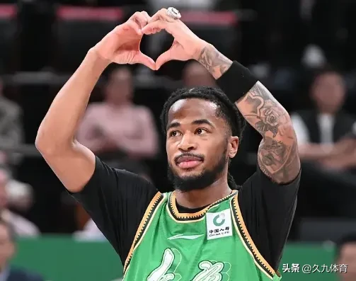 新疆两个外援合砍59分，全队87分。辽宁98-87拿下新疆，开季四连胜。库珀27分11助攻，克里斯19分8板。新疆这边辛普森33分、卡梅伦-杨26分——两个外援加起来59分，而全队只有87分，本土只支援了28分。辽宁这边本土拿了52分，姜宇星15分，付豪4分12个篮板。赵继伟这场继续缺阵。三节打完辽