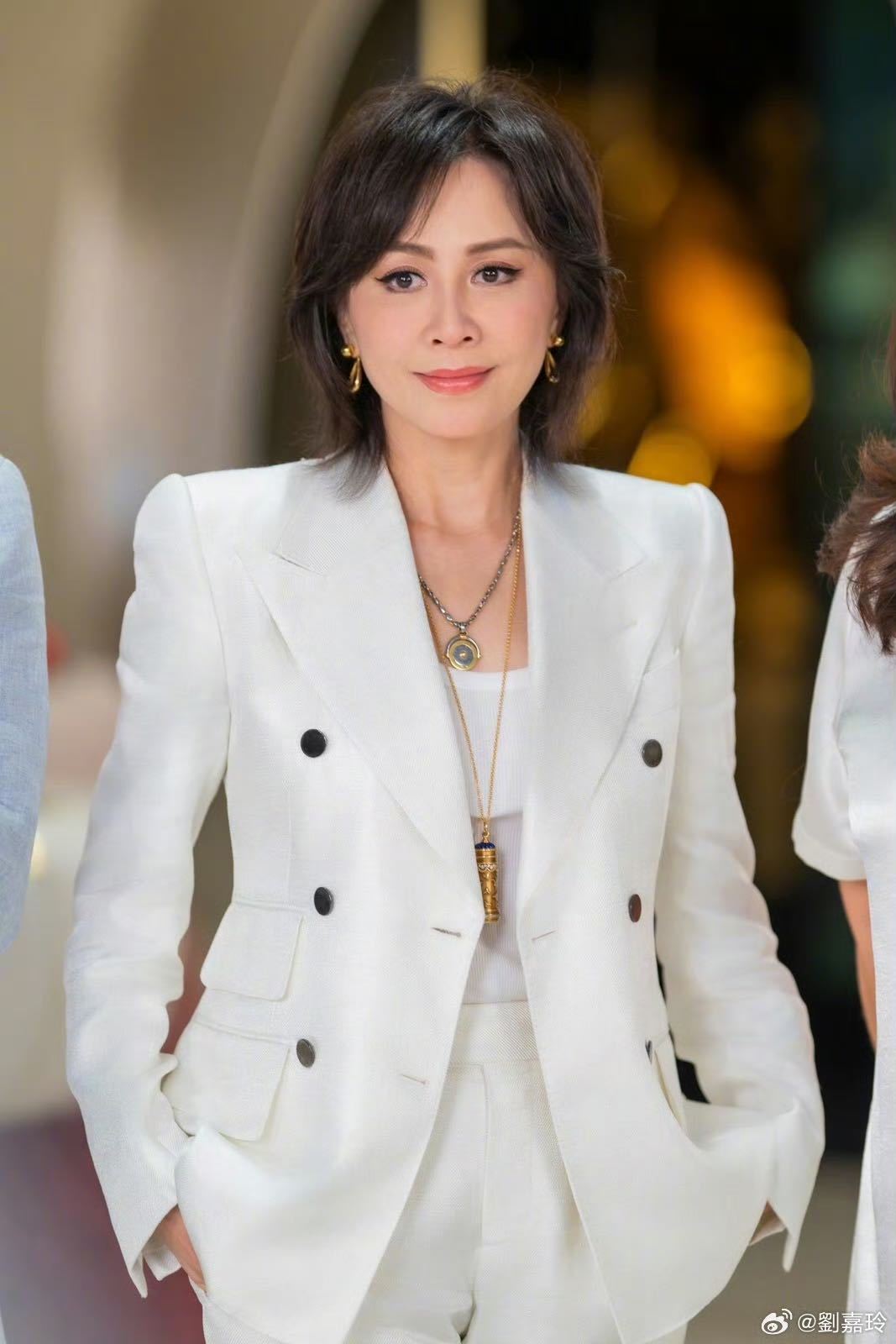 #刘嘉玲自曝是E人##刘嘉玲梁朝伟一个E人一个I人# 关窗放音乐是梁朝伟的仪式感，追剧唱K是刘嘉玲的松弛感。同样是在车上，两个人的快乐完全不在一个频道上 ​