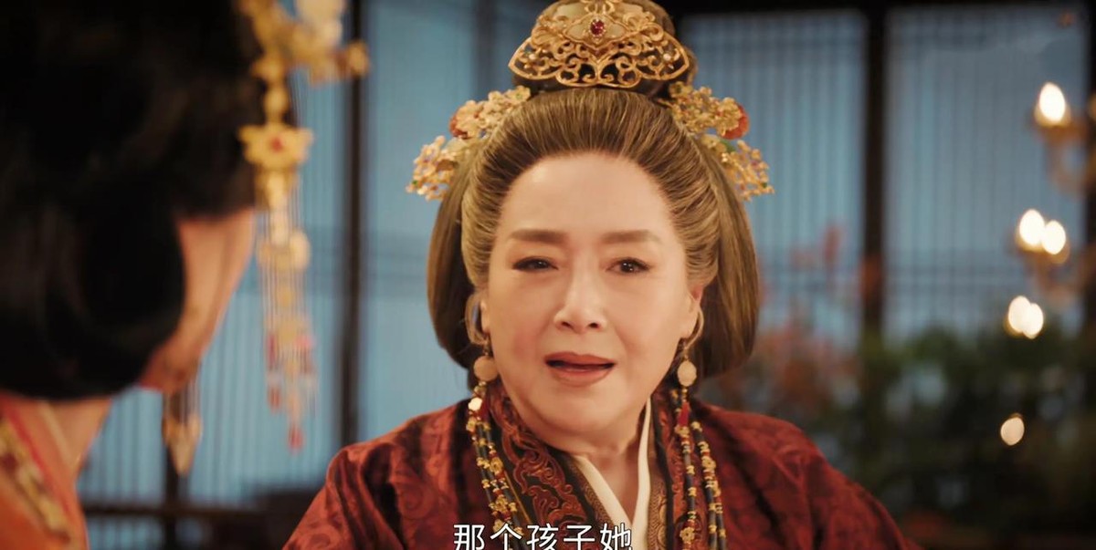《嫁金钗》开播48小时，优酷站内热度破万，刷新平台2026年最快纪录。同一天，豆瓣短评区被顶到最前面的差评，集中在田曦薇演君黛的那张脸上：瞪眼，梗脖子，声嘶力竭。一边是数据在涨，一边是骂声在涨。这种割裂本身就说明一件事：观众不是不买账，是买完账发现货不对板。
韩辽这笔账，坏在他以为命可以标价
寿安君