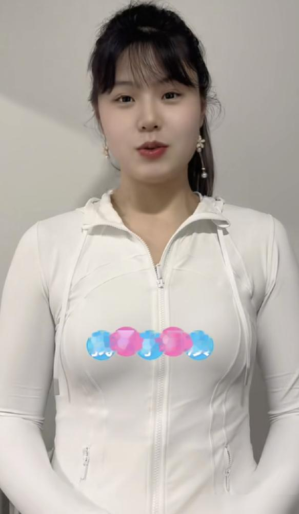 骂李月汝为四百万放弃留洋的人，这回脸都被打肿了。
10月13日山西女篮刚官宣，一帮人就急着扣帽子，说她向钱低头、回国躺平。
但看清楚赛程，人家根本没停下留洋脚步，先打国内第一阶段，12月18日接着飞美国参赛，打完再赶回来。
所谓几百万年薪压根没官方实锤，过去留洋她牺牲了大笔收入，如今两头兼顾，