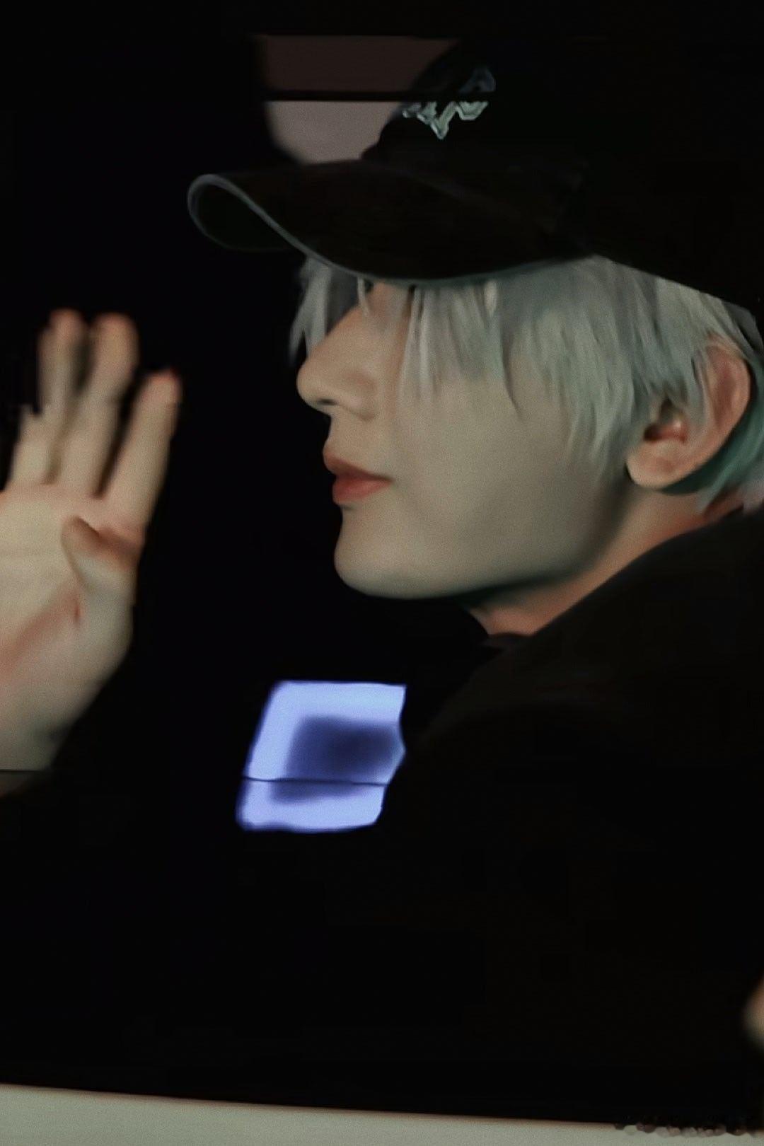 #六福珠宝给成毅送杀青花篮#cy#狩谎成毅杀青# 

哥哥你帅飞了 ​