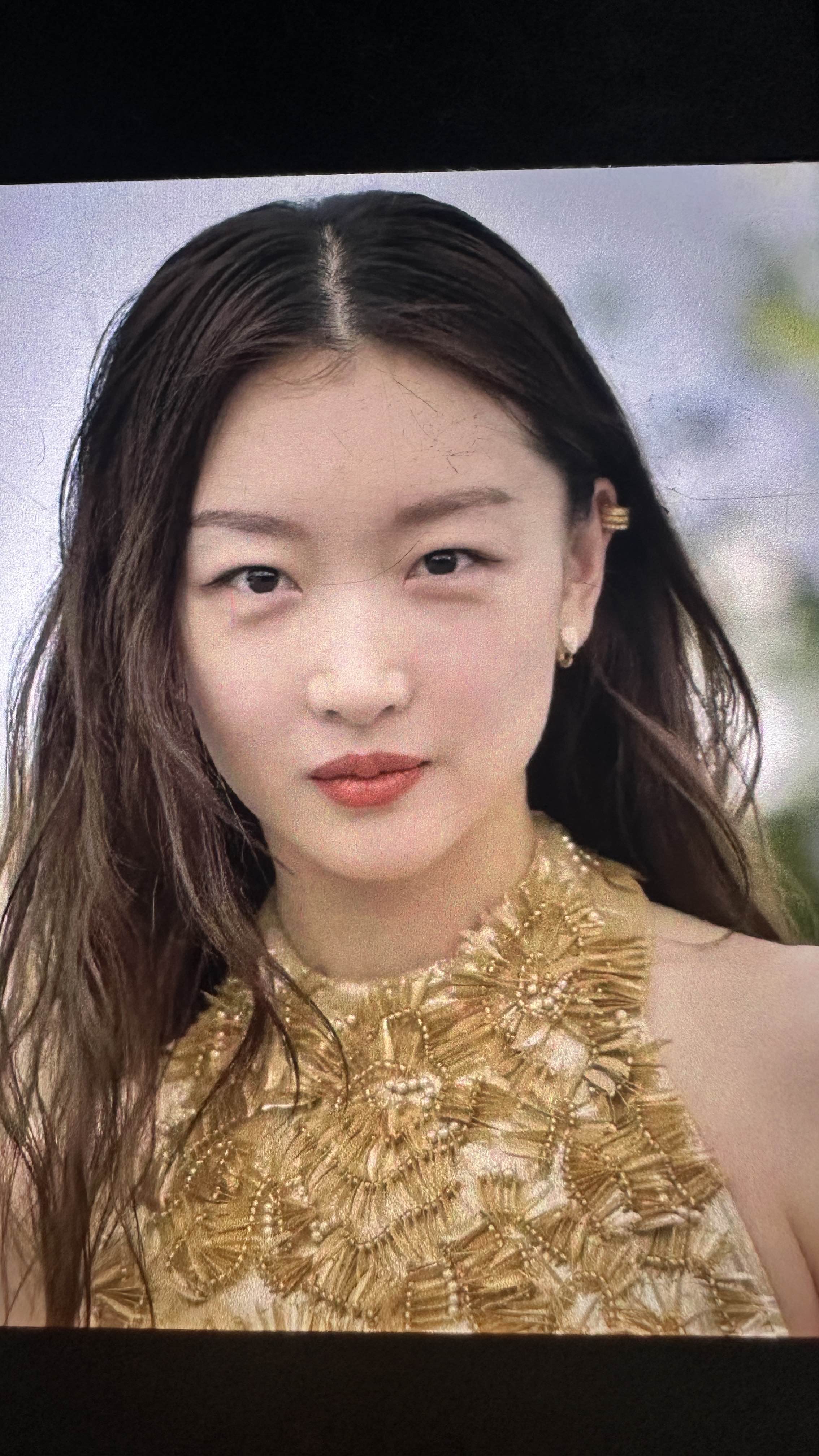 面相是不会骗人的，
周冬雨就是个例子，
她这样的长相，按老一辈的说法，一看就是非常精明的人。

她是单眼皮，眼尾带着一点锐感，不笑的时候清冷冷的，看着软乎乎，可眼神里藏着一股韧劲，心里门儿清，不是那种任人拿捏的性子。
别看她个子小小的，可她从来不会委屈自己，遇到争议也敢大大方方表达想法，不会憋着忍气