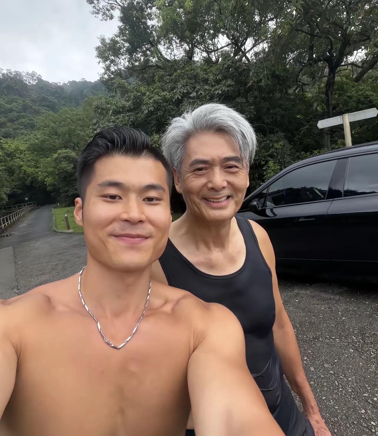 71岁周润发山上跑步被偶遇，满头白发发量依旧惊人

71岁周润发在香港山上跑步被偶遇，他穿着一身黑衣，大汗淋漓，整个人看起来精气神饱满，跑了一大圈，体力依然充足！
他的一头短发几乎全白了，但发量惊人！完全没有秃头迹象。
但和年轻人同框，还是能看出他的皮肉松弛了不少，这也属于正常衰老吧！

熟悉发哥的