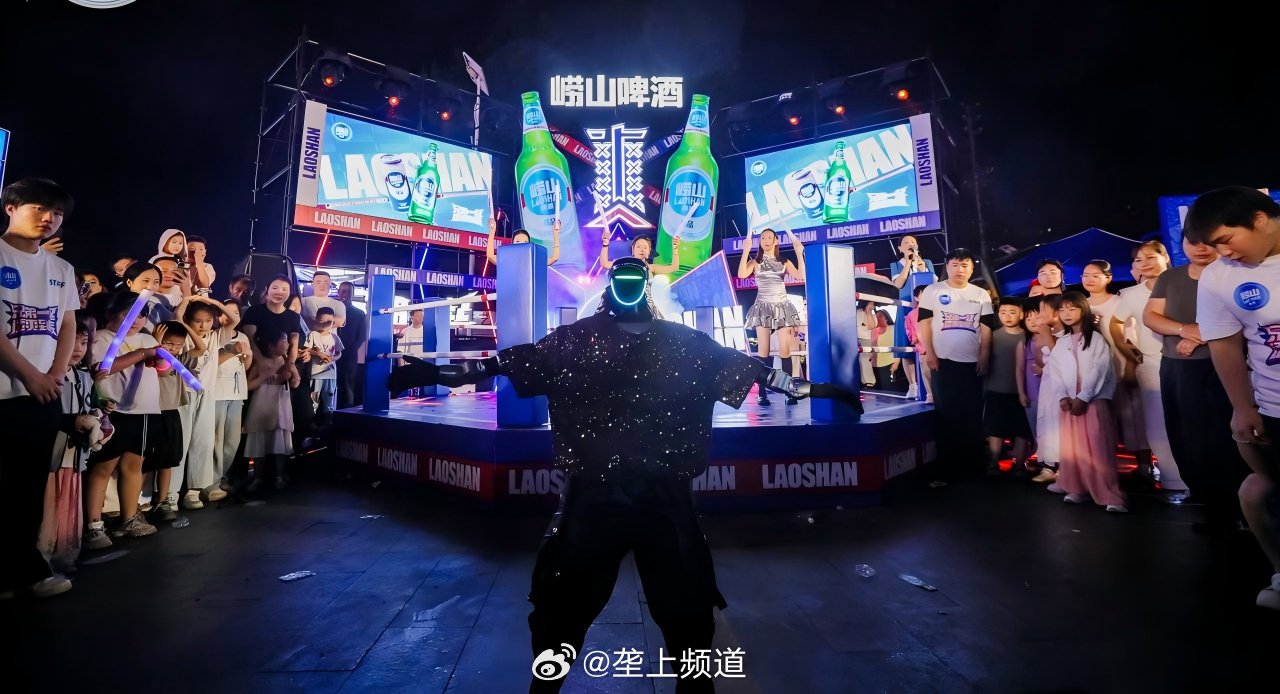 #湖北省人工智能＋消费创新场景票选# 19号【具身智能商业演艺】
依托具身智能人形机器人，通过二次开发定制舞蹈、互动程序，支持群控同步表演，灵活租赁投入低。广泛用于品牌商演、展会、年会舞台，自主交互引流聚客，低成本打造科技感演出，可全国一站式落地。 ​
