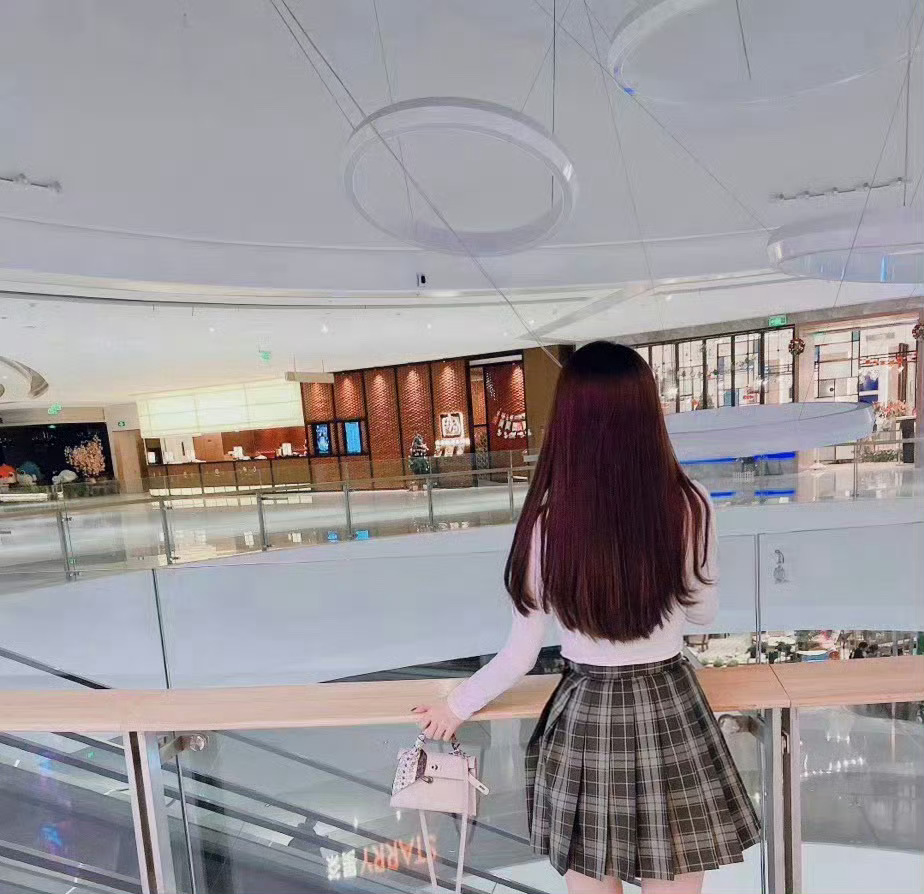 #女生在日本点大份被劝点小份#
        不推荐大家把儿女送到日本留学，因为会磨灭狼性，驯化为绵羊。
        我妹是日本留学的，带着抑郁症回国的（图片是刚回国的她）。日本文化和价值观把她带坏了。

1. 男尊女卑
        女生被洗脑，相信虎牙是美的，相信罗圈腿、走路外八字是淑女的。年轻女生言 ​
