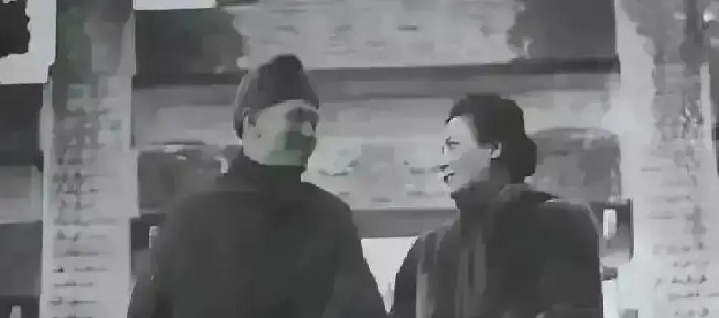 1946年戴笠葬身火海，蒋介石赶到现场只看了一眼焦尸，转身就盯着宋美龄问了句：“是你安排的？”难道这场空难，竟是枕边人亲手策划的局？
蒋介石转身时，手杖重重戳进地面的灰烬里。宋美龄的睫毛颤了一下，却没躲开他的视线。她伸手扶了扶帽檐，声音压得很低：“雨农最近见了三次美国人，最后一次，怀里揣着副本。”