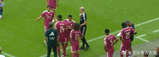 皇马预计首发4-3-3浮出水面：库尔图瓦/邓弗里斯、科纳特、赫伊森、库库雷利亚/巴尔韦德、B席、居莱尔/维尼修斯、姆巴佩、贝林厄姆。这套阵容你打几分？#皇马首发##战术分析##穆里尼奥首秀# ​