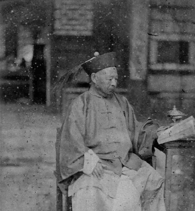 1871年，左宗棠把宁夏匪首马化龙一家三百多口全宰了，这事在当年西北地界炸了锅，马化龙出身宗教世家，在金积堡就是土皇帝，手里有粮有枪还捐了官。
马化龙把茶杯重重按在桌上，茶汤溅湿了摊开的甘肃地图。堂下几位阿訇和乡老都看着他。窗外的堡墙在正午的日头下泛着土黄色，更远处，黄河水静静拐了个弯。他站起身，走