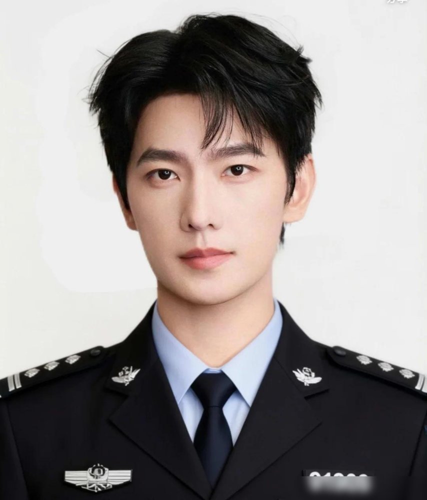 杨洋要演许星纯了，那个法医，清冷偏执挂的。消息还没官宣，评论区已经炸了一半。
你想想他这几年，展昭在拍，李叱在拍，左手骨折了照样回横店。古装戏一部接一部，打戏往死里磕。结果现在转头要进S+现偶，演个穿白大褂的偏执男主。
粉丝等这一口现代装，等太久了。
有意思的是，这人私底下被拍到在洛杉矶中餐馆