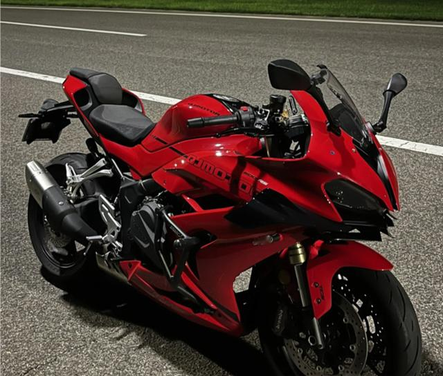 张雪机车820RR-RS的WSBK冠军光环，能转化为多少民用销量？
2026年WSBK葡萄牙站，法国车手驾驶张雪机车820RR-RS连续两回合夺冠，打破杜卡迪、雅马哈、川崎数十年的垄断。这是中国摩托车品牌在中大排量顶级赛事中的历史首冠。夺冠同款民用版820RR售价43800元，不到国际品牌同级别的一