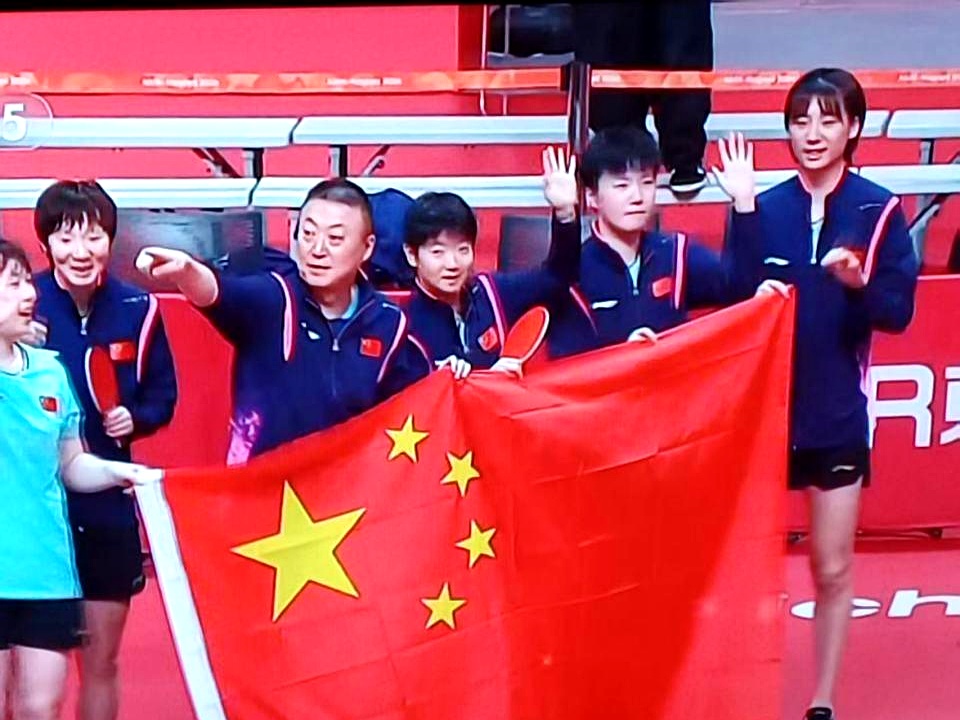 CCTV5现场直播，3-0横扫日本队斩获金牌，孙颖莎、王曼昱等主力紧接着背靠背出战单打！
 

亚运会乒乓球赛程继续推进，昨晚刚结束的女团金牌争夺战中，中国女乒干脆利落直落三盘击败日本队卫冕成功，而今天上午，姑娘们没有半点喘息时间，单打首轮硬仗又接踵而至。
 

说实话，这场女团胜利来得太及时，也太