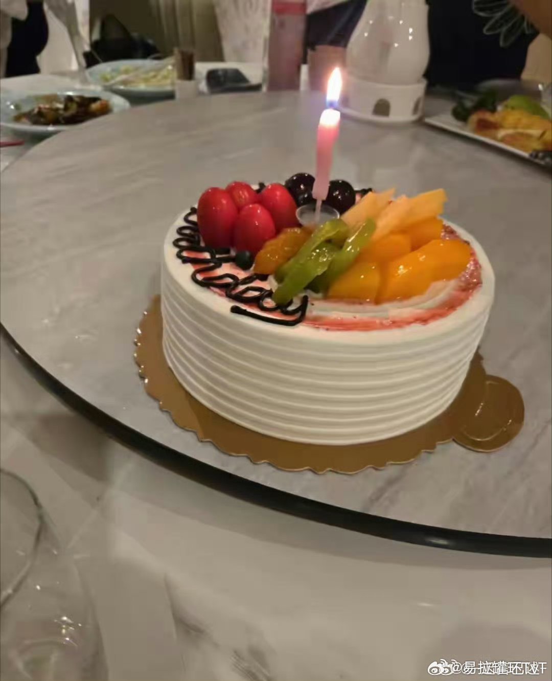 向佐又去台北陪岳父！郭碧婷素颜下巴后缩更像向太，娘家妹夫都在 ​