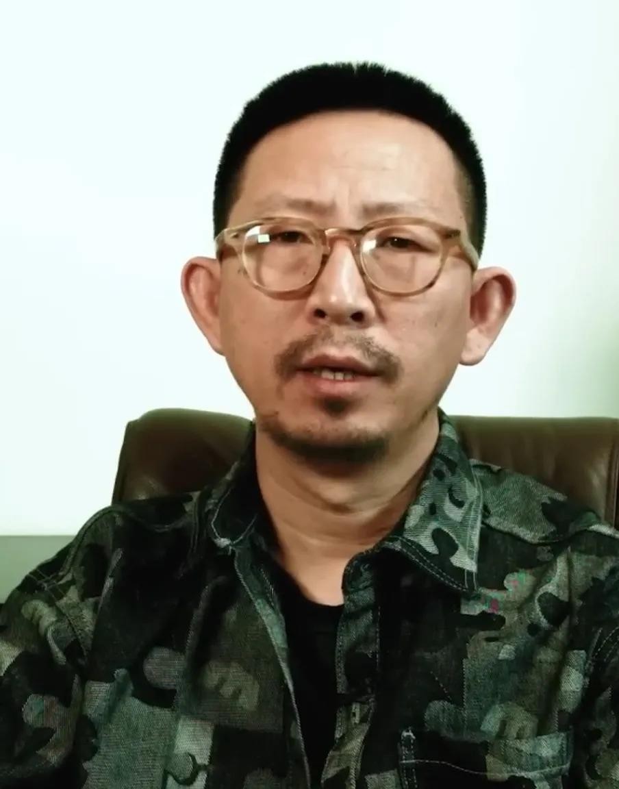 丁太升这波歌手分级，直接把华语乐坛的遮羞布扯了个精光！汪峰、王力宏、林俊杰这些实力唱将只配排第三级？刀郎被踢到第五级，孙楠更惨掉到第六级！更狠的是，他直接开喷谢霆锋“靠爹靠情怀”，说人家演唱会就是抱着吉他耍帅的灾难现场，顺带还踩了张杰一脚，说谢霆锋吉他也就比张杰好那么一点点。萨顶顶更惨，当年在节目里