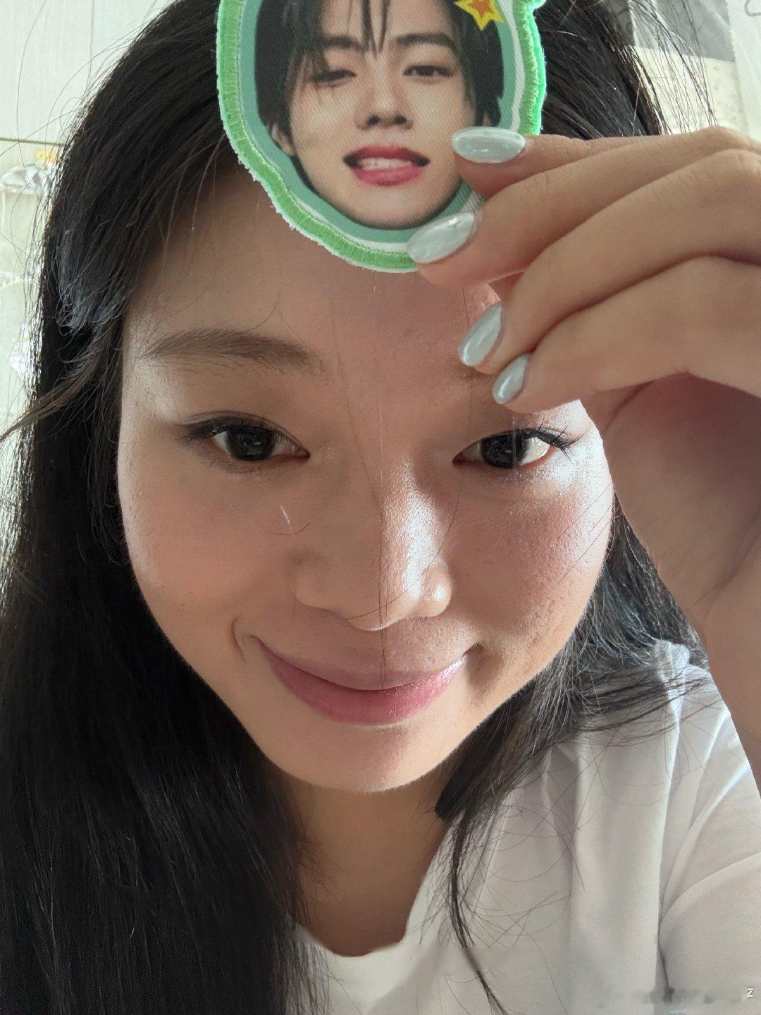 今天下午跟着姜乘澜化了一个妆，手机刚好更新到ios27，很喜欢拍出来的质感哈哈哈哈 ​
