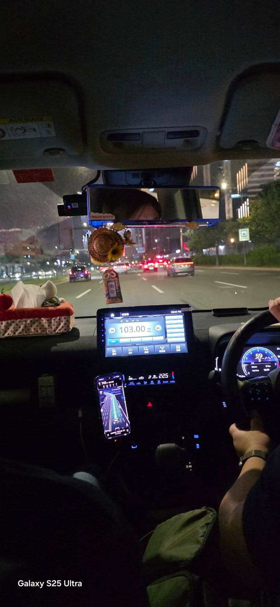 港珠澳大桥珠海口岸。香港司机表示，晚上8点多，从珠海拱北堵到将近11点才过了珠海关。过了珠海关，还要开到香港口岸，再排队过关，再开车回家，也要凌晨1点了。 ​​​