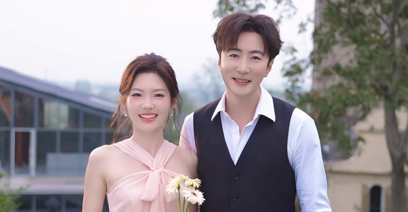 高梓淇离婚后谈了个女朋友，谈了三年，连李晟都不知道。

李晟在节目上那个表情你们看了吗，就是那种“你再说一遍？”的震惊脸，当场来一句：你恋情瞒得太好了吧。

不是，三年啊姐妹们。三年是什么概念，我养盆绿萝三个月不发朋友圈都憋得慌。

先给不太关注的朋友捋一下。高梓淇，就《新还珠格格》里那个箫剑，跟蔡