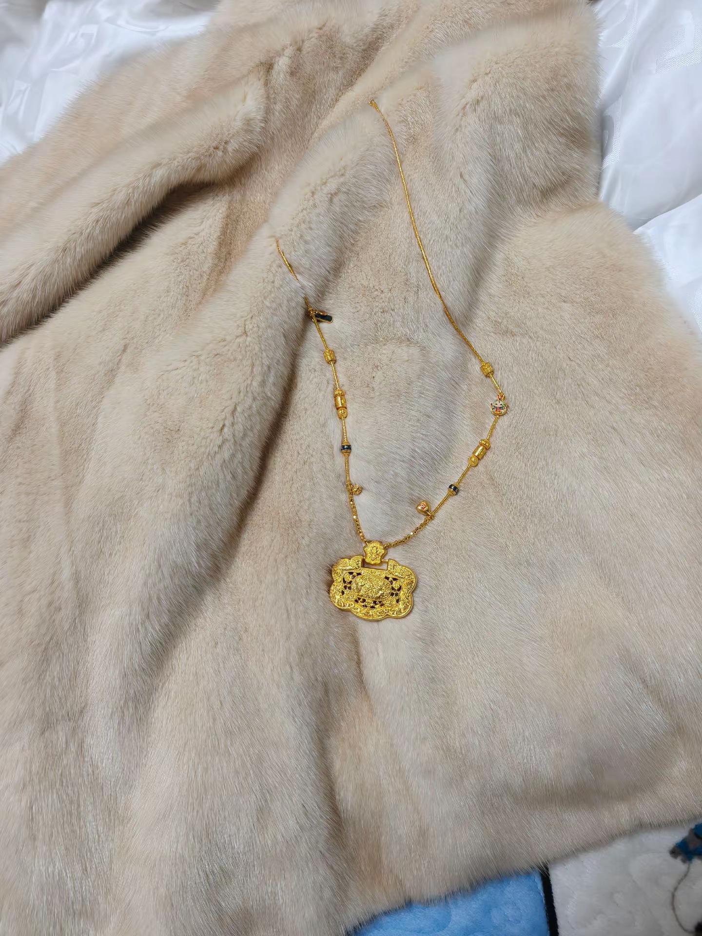 成熟女人的三大标准：穿貂、买黄金、听凤凰传奇。