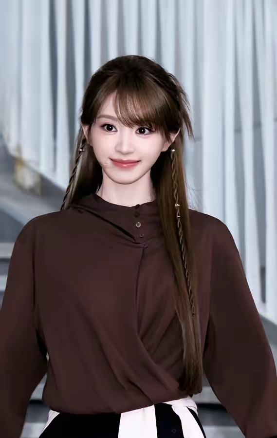 我朋友私下见过一次田曦薇，回来真的忍不住感慨：大家真的被电视剧镜头骗太久了！
 
很多人看剧，会觉得田曦薇是精致甜妹，长相可爱乖巧，但完全想象不到她真人的氛围感有多绝。镜头本身非常吃颜值，会磨平五官的立体感、弱化皮肤的通透感，还会压缩面部线条，让真人的灵气大打折扣。
 
可线下的田曦薇完全不一样，没