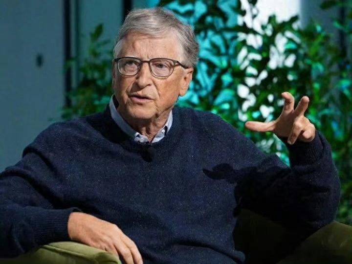 盖茨的原话是：“历史上从未有过一种武器，能像心怀恶意的人手里拿着最新AI工具那样强大。”这话从他嘴里说出来，分量完全不一样。他可是微软的创始人，早年最积极的AI布道者之一。
现在连他都开始公开喊“这玩意儿可能搞出大麻烦”，等于科技圈最后一块“乐观派”的牌也倒了。#ai# ​