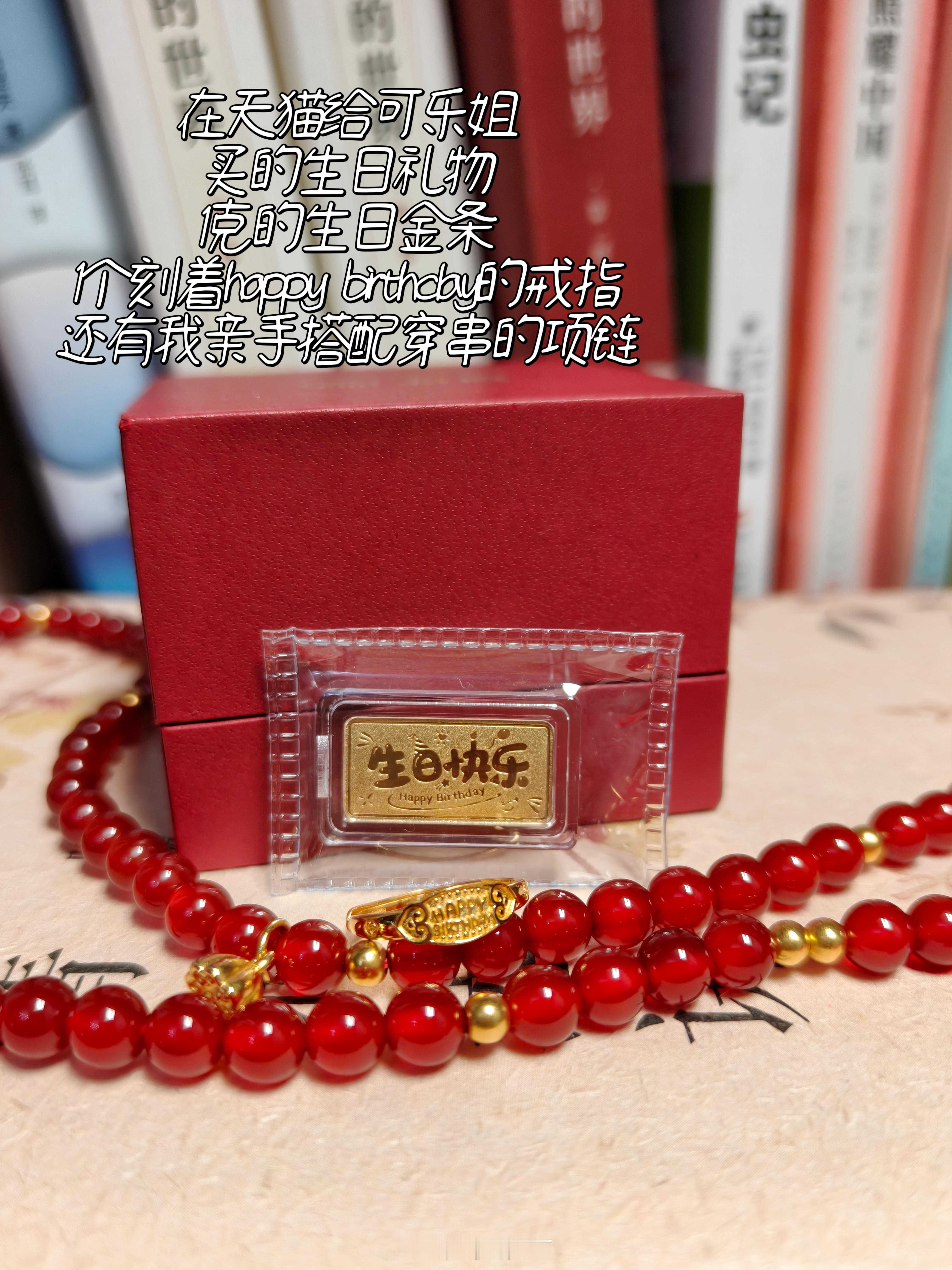 易烊千玺在天猫买过泥巴我一直格外欣赏易烊千玺松弛又清醒的生活态度，无论生活、音乐还是演技，他一直在探索且超越自己！刷到他天猫发布会的惊喜对谈中带着四个珍藏包裹娓娓道来，看到他说在天猫购入的泥巴，突然想到像易烊千玺这种，在当今快节奏的时代里，还能有着安静爱好，用泥巴亲手雕琢心绪与浪漫的明星真的很珍贵。作为妈妈我很喜欢易烊千玺这样的孩子，他的生活态度也是我想传递给孩子的：探索从不求完美结果，勇敢出发、沉浸体验，本身就是一种珍贵的收获，就是一种值得！几年前我想学缝纫了就在天猫上入了缝纫机;弟弟要开摩托车我就立马淘宝一辆摩托车;姐姐想学陶艺了我立马在天猫购买了很多泥巴;弟弟喜欢改装小汽车我就淘宝了100多辆小汽车满足他……我享受自己做一件事的热情，过自己想要的生活就是最值得的事！我们家姐弟常说，我会让他俩的每一份突发的好奇、每一次纯粹的探索都有落脚之地！当然呀，因为童年与人生只有一次！恰逢天猫双11，我打算在天猫入手我最近心头热的刺绣机、姐姐喜欢的各种手工饰品，当然还有弟弟的各种机械和实验...