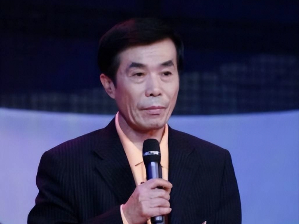 自从于蕾被确认为2027年羊年春晚总导演后，语言类节目能不能再创辉煌，成为大家热议的话题。

赵本山的御用编剧何庆魁，在之前的直播中曾谈到，春晚语言类节目的好坏，才能决定春晚成功不成功。

现在春晚的歌舞类节目整的很豪华，很精彩，但语言类节目看完后，却留不下印象。

何庆魁还曾表示，如果赵本山能回归