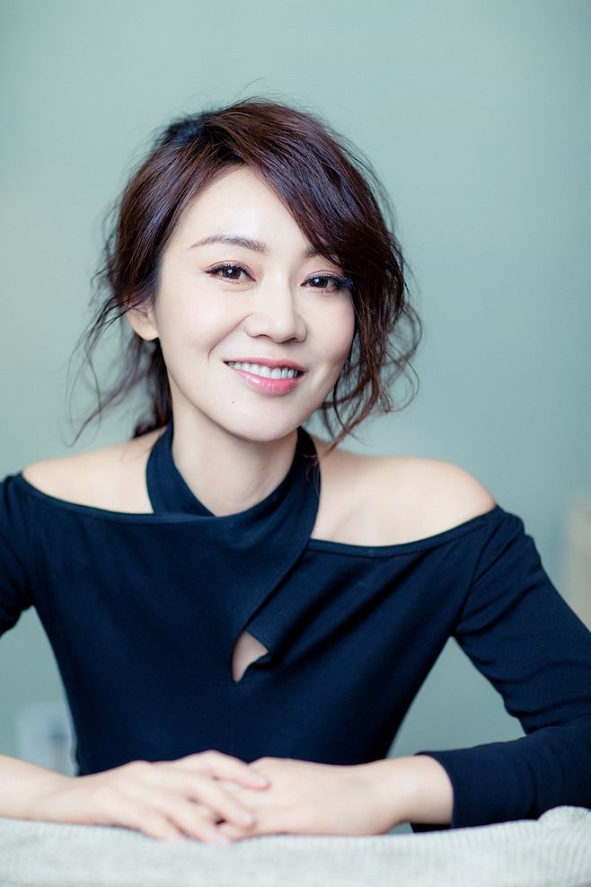 闫妮55岁还单身？为照顾90岁父母常住西安，找对象比女儿还急

说起闫妮，大家肯定不陌生，那个演活“佟湘玉”的女人，如今已经55岁了。最近她在采访中自曝，自己比28岁的女儿还着急谈恋爱，甚至为了找对象，连社交账号名字都改过好几次，这事儿听着就挺有意思。

原来，闫妮现在常住西安，主要原因是她父母都9