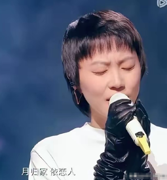 说句不怕得罪人的话，“湾区升明月”晚会上，窦靖童真的没必要刻意模仿王菲，因为她唱的真的不如妈妈王菲。一开口确实像，闭眼听甚至能骗过不少人。
 
可你把两版《湾》并排放在一起听，那个“像”字就站不住了。
 
王菲2021年首唱《湾》，用的是她标志性的去技巧化表达。气声与头声交织，近乎耳语的弱混声，把一