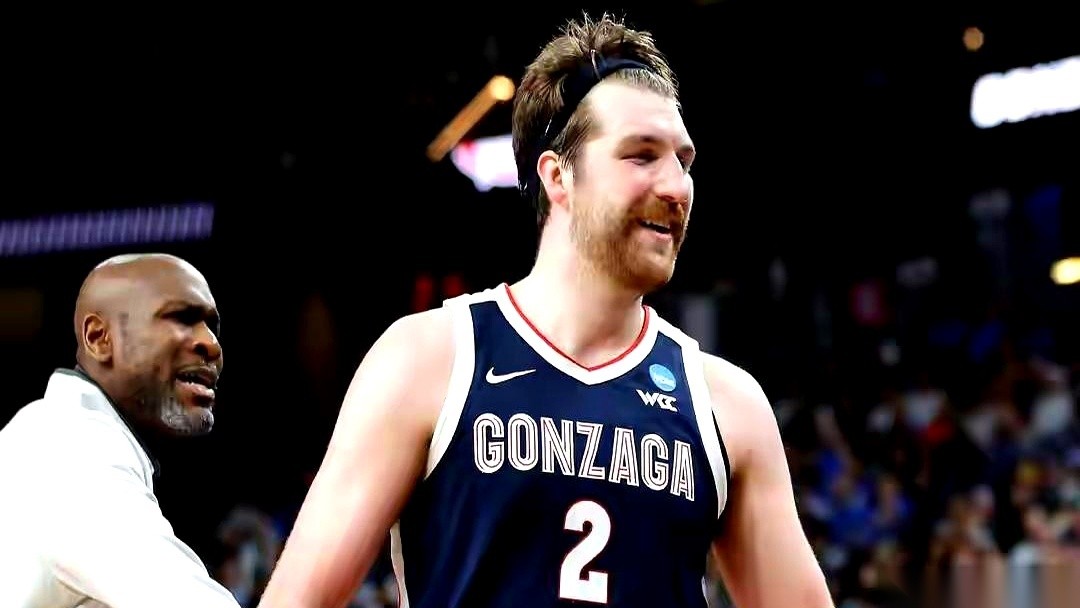 据悉广东队已经给湖人的替补中锋德鲁-蒂米报了价。
这个在2023年NBA落选的内线，在2025-26赛季初刚被篮网队裁掉。
距离联赛开赛仅剩1个月，主教练亚科夫列维奇的全面欧洲化体系依然在等待一个能填补五号位空缺的人选。
现在的广东队，内线确实是个急需填补的窟窿。
别的队伍三个外援都凑齐开始练战术了