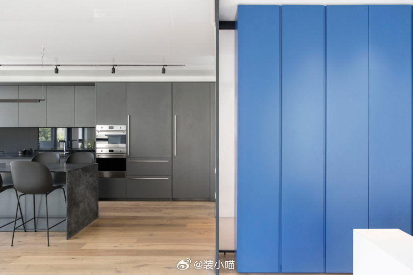 特拉维夫小户型翻新案例，模块化半透卧室嵌入户型中心，重塑空间采光与动线。
