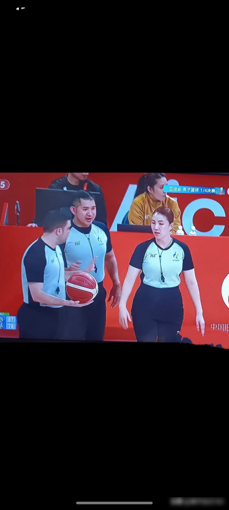 沙特几个两米大汉把女裁判围在中间，吼得唾沫星子都快喷脸上了。她愣是没退半步，手势就一个字：罚。
名古屋亚运会男篮八进四，中国87比78啃下沙特。廖三宁杀疯了，35分钟砍30分，硬是把对手打急眼了。急了就上动作，上完动作还围裁判施压，想靠嗓门大翻案。
结果这女裁判不买账，沙特主力末节直接五犯滚蛋，